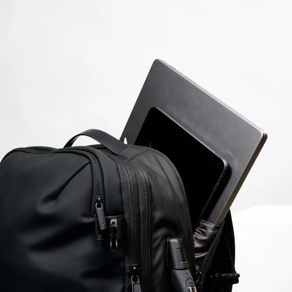Laptop compartment detail